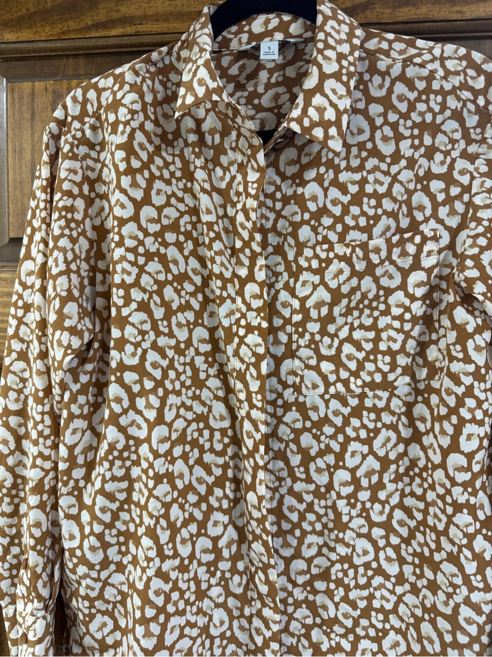 Women’s Brown and White Patterned Button-Up Shirt